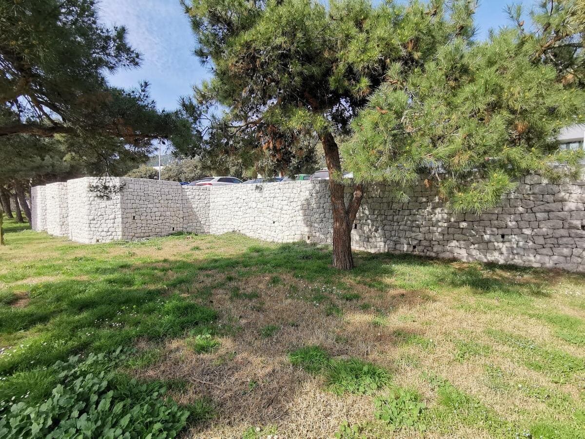 18. Uklonjeni grafiti i očišćen kameni zid na Zvončacu