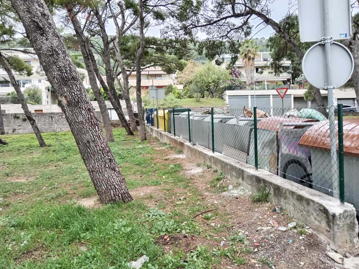43. Postavljena ograda iza kontejnera na prilazu plaži Kaštelet