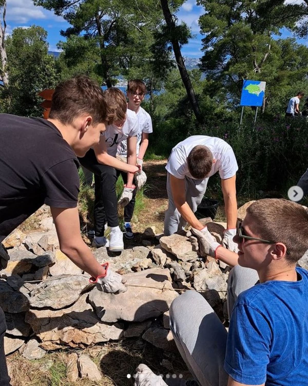 54. Uspostavljena redovna edukacija izgradnje suhozida i pokrenuto kartiranje suhozida u Park-šumi Marjan